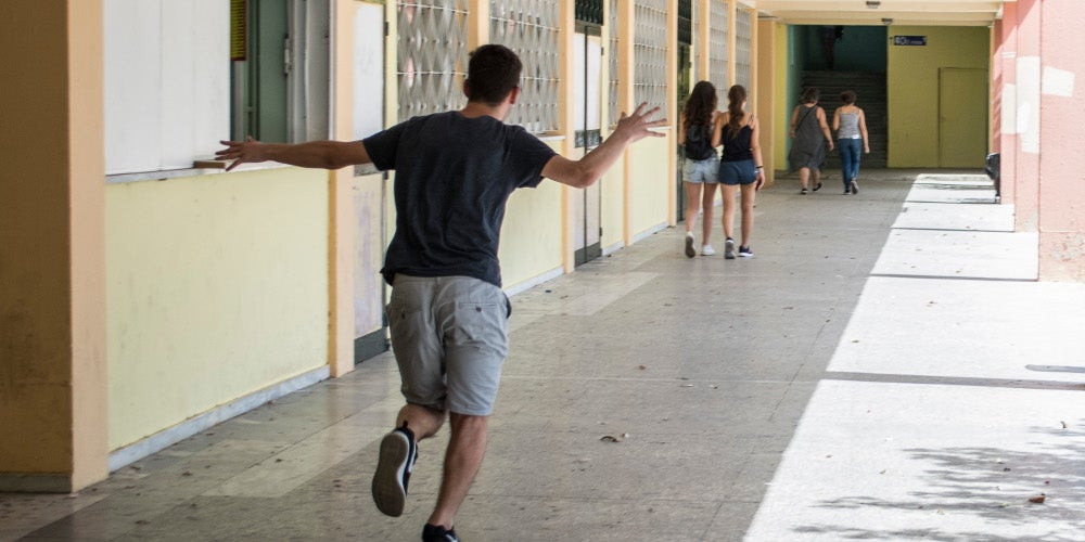 Μαθητής ξυλοκόπησε καθηγητή του και τον έστειλε στο νοσοκομείο